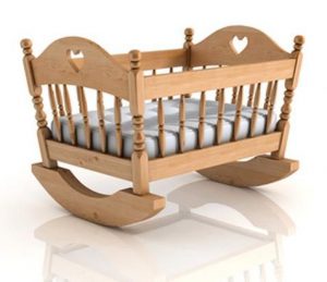 Детская кроватка из натурального дерева